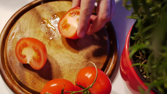厨师用刀切西红柿视频