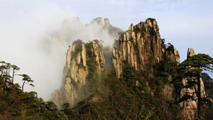 云层穿越山12秒视频