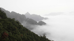 云层穿越山川5秒视频