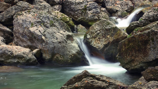 峡谷间的飞溅的溪流[涧水]视频