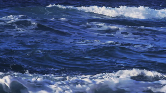 海浪在海上翻滚视频