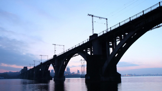 夜晚夕阳下城市跨海大桥延时视频