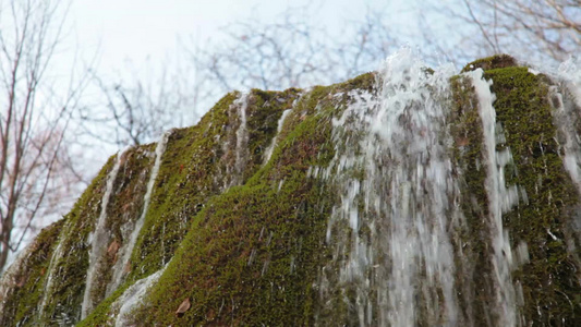 冬天瀑布和苔藓岩石[飞泄]视频