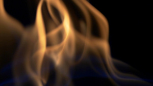 黑色背景上近距离火焰在缓慢的运动循环动画50秒视频