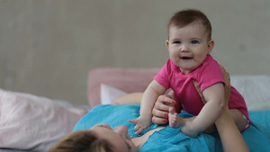 女婴和年轻女性在家里享受床上的休闲22秒视频