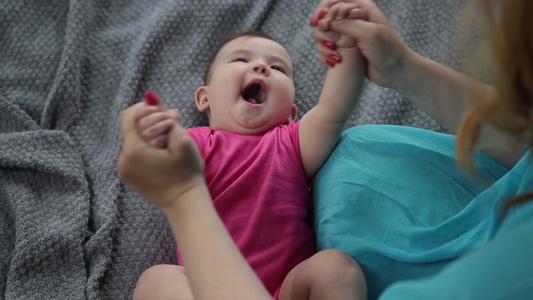 兴奋的婴儿被妈妈按摩视频