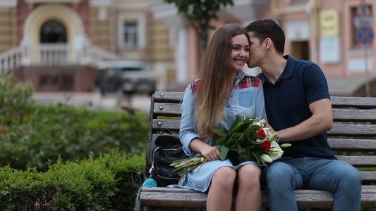 情侣坐在公园的长凳上约会视频