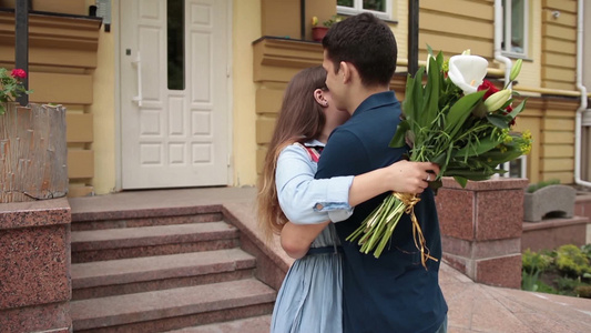 女孩拿着花束甜蜜拥抱男友视频