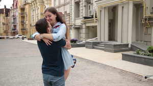 年轻情侣在城市街道的浪漫约会中旋转15秒视频