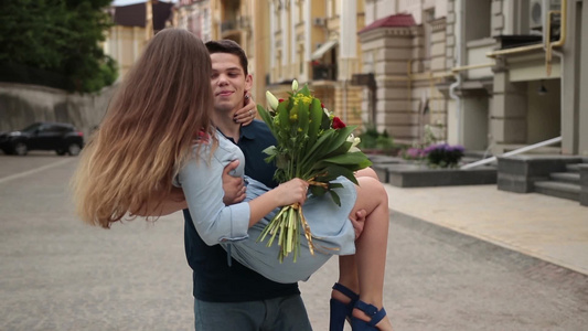 男人抱着可爱微笑的女朋友视频
