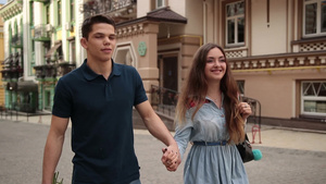 穿过城市街道的幸福夫妇16秒视频