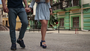 情侣手拉手漫步在街头15秒视频