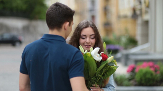 男人在约会的时候为女人准备了花束[预备]视频