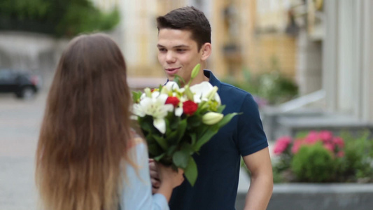 男人背着花束给女朋友惊喜视频