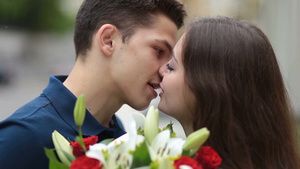 情侣在浪漫的约会中拥抱和亲吻16秒视频