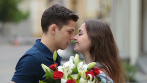 一对情侣拿着鲜花甜蜜接吻20秒视频