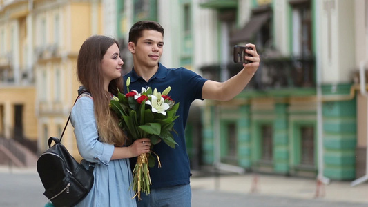 年轻男女户外约会期间用手机自拍视频