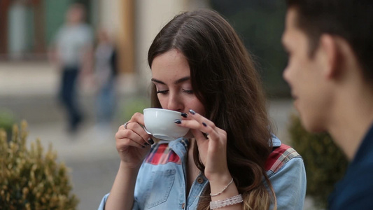  年轻男女在户外咖啡馆喝咖啡视频
