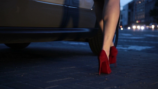 穿着红色的高跟鞋上车低镜头视频