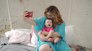 母亲抱着女婴自拍25秒视频