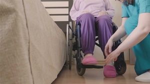 年轻护士照顾坐轮椅老年人29秒视频