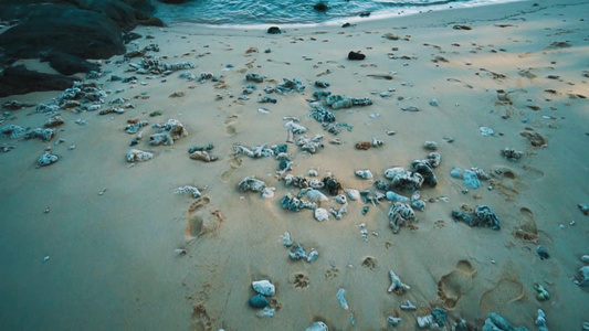 飞越沙滩上的岩石[多架]视频