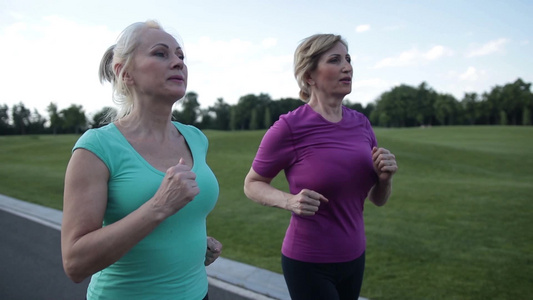 健身女在公园慢跑视频