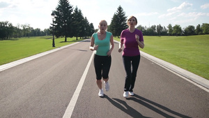 公园的道路上慢跑的两位女士30秒视频