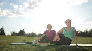 健身女子坐在运动垫上练习瑜伽姿势12秒视频