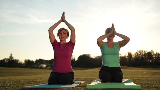 健身女性在练习瑜伽冥想莲花姿势视频