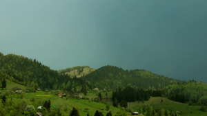 雨后的东欧喀尔巴阡草地空中拍摄全景图11秒视频