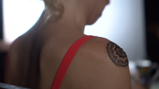 背面特写的女人纹身的肩膀[竖写]视频