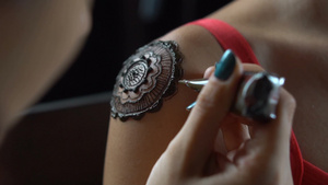 纹身艺术家在女人的肩膀上绘画6秒视频