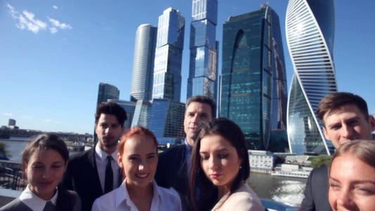 摩天大楼背景下商业团队合影视频