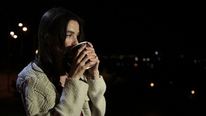 夜晚喝咖啡的长发女子42秒视频