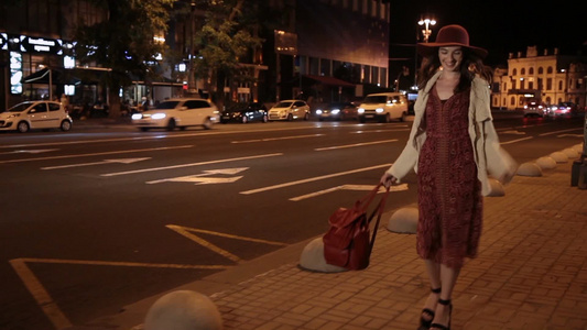 积极的时尚女性独自在城市街道上散步视频