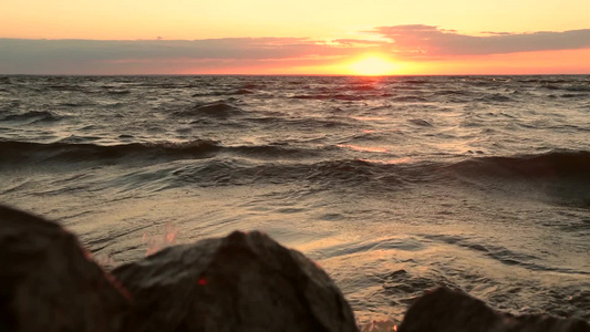 夕阳余晖下岩石海岸景观视频