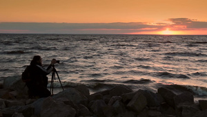 摄影师拍摄海边日落27秒视频