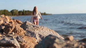 年轻时尚金发女漫步海边15秒视频