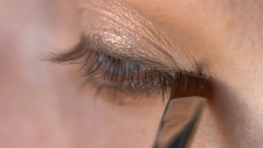 女性涂抹擦拭化妆容打扮眼影眼线视频