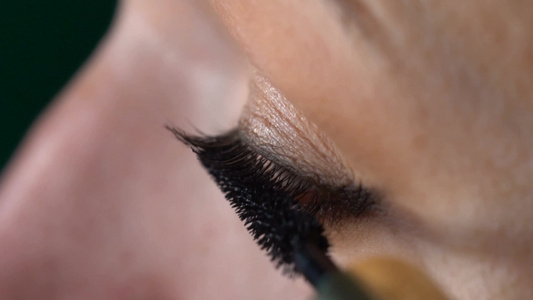 女性眼睛涂抹弯曲长睫毛膏化妆视频