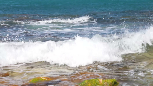 海浪拍打在海岸上视频