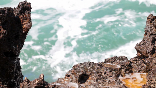海浪拍打在海岸上视频