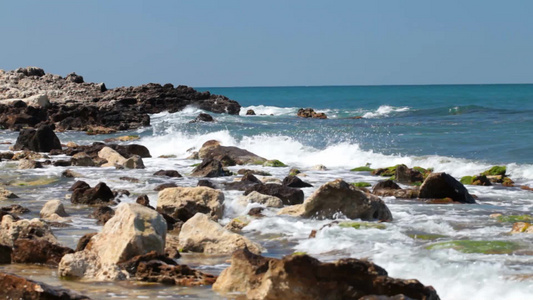 浪花飞溅的海岸视频