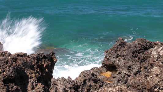 海浪拍打海岸视频