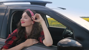 棕色长发女人坐在车里欣赏窗外景色16秒视频
