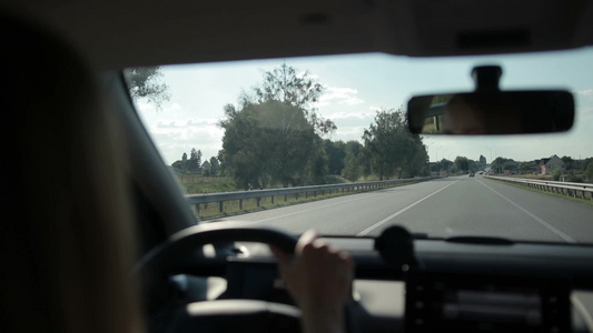 妇女在高速公路上驾驶汽车视频