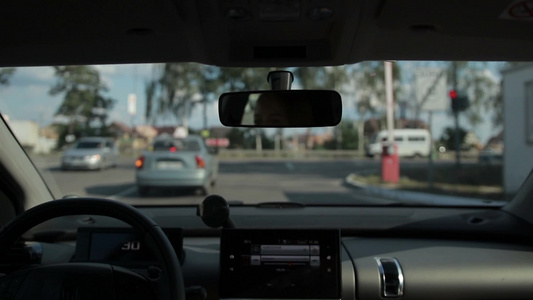 妇女驾驶汽车视频