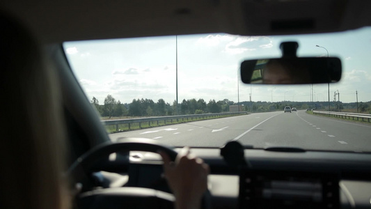 年轻女性在高速公路上驾驶汽视频