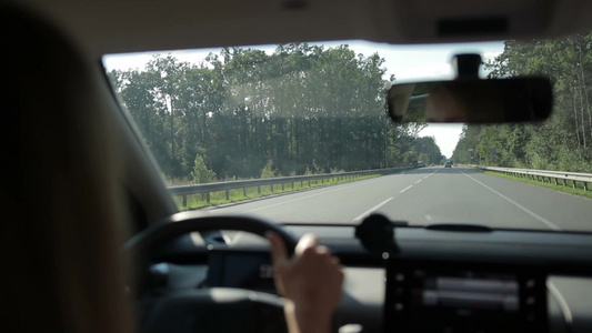 高速公路女性司机驾驶汽车快速行驶视频
